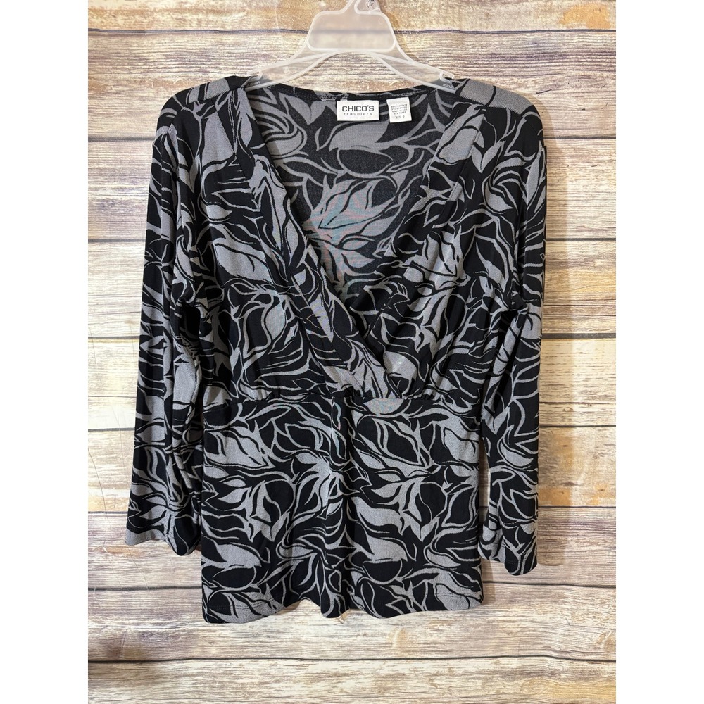 Chicos Travelers Blouse 0 Black Grey‎ Floral Faux Wrap 3/4 Sleeve Top S Small - Picture 2 of 4